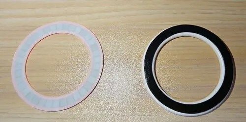 ZVZHMのホルダーは全体が金属筐体。リングは裏は両面テープで塞がれている