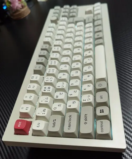 横から